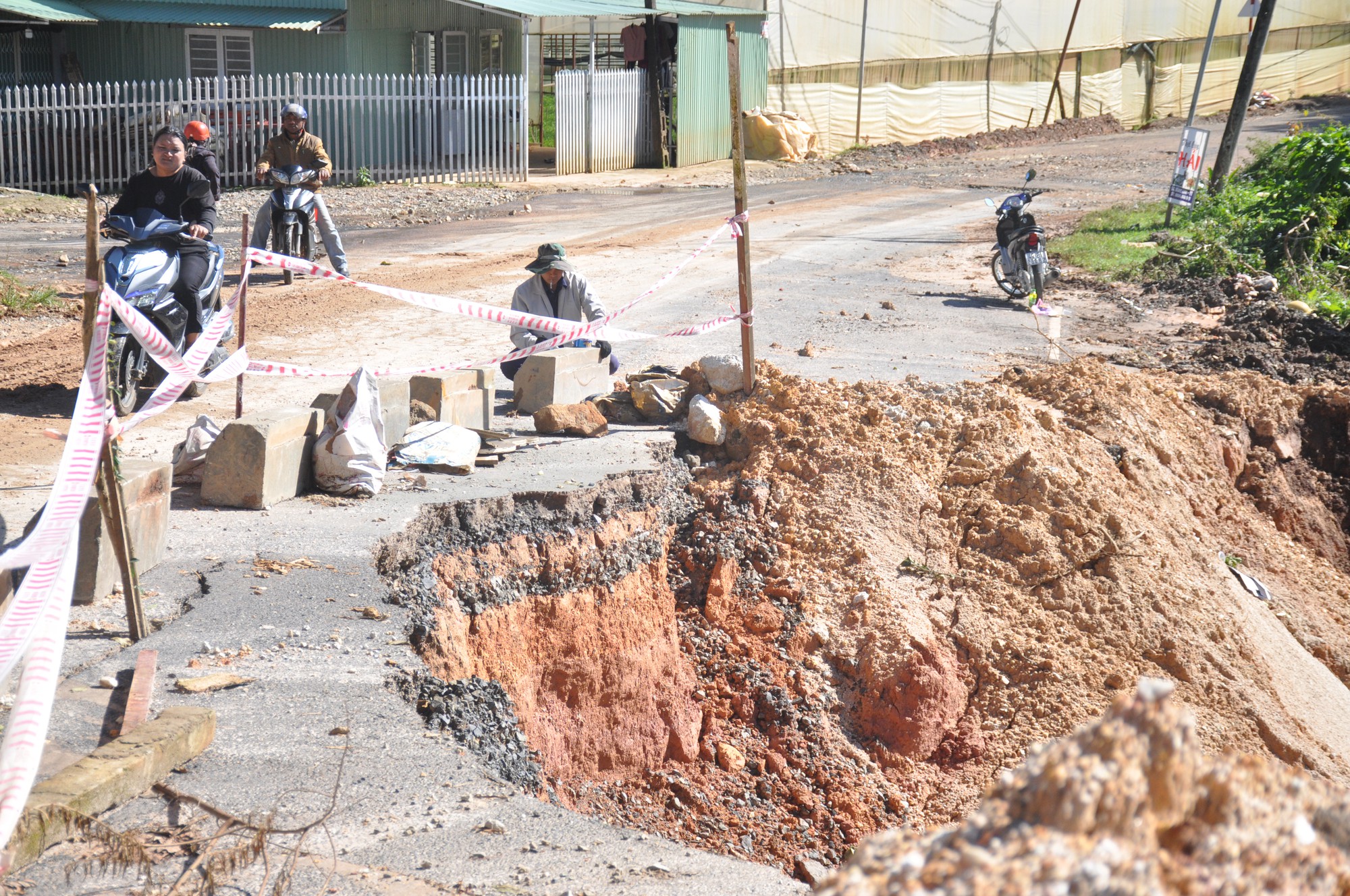 Đà Lạt chi gấp 1,5 tỉ đồng khắc phục đường Cam Ly bị sạt lở - Ảnh 1. Đà Lạt chi gấp 1,5 tỉ đồng khắc phục đường Cam Ly bị sạt lở - Ảnh 1.