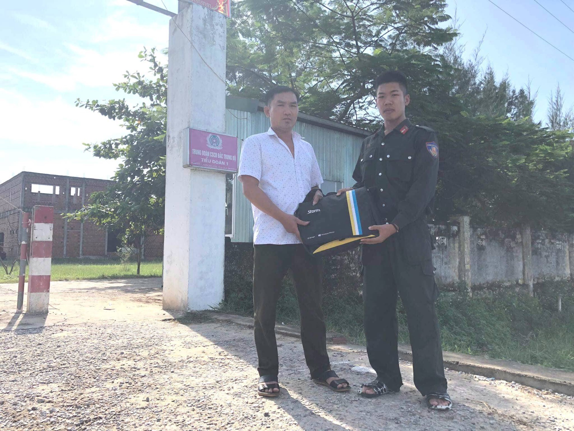 Nhặt được balo chứa gần 400 triệu đồng, chiến sĩ CSCĐ trả lại người đánh rơi - Ảnh 1.