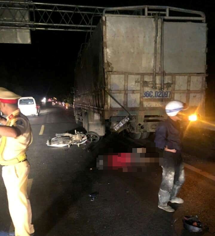 Đâm vào đuôi xe tải đỗ bên đường, nam thanh niên 20 tuổi tử vong tại chỗ - Ảnh 1. Đâm vào đuôi xe tải đỗ bên đường, nam thanh niên 20 tuổi tử vong tại chỗ - Ảnh 1.