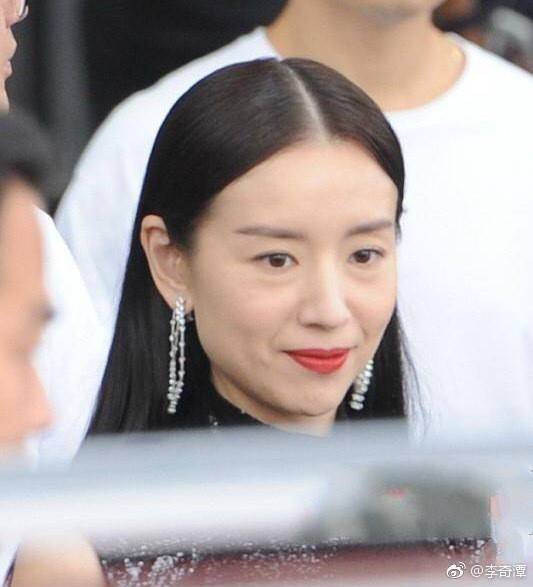 Choáng với nhan sắc thật sự tuổi 38 của Hoàng hậu Đổng Khiết: Da chảy xệ, gương mặt toàn nếp nhăn - Ảnh 7.