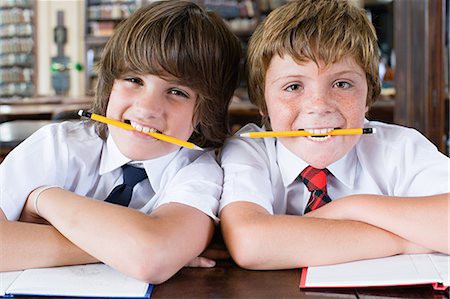 Nhân vụ cô giáo bị kiểm điểm vì bắt học sinh ngậm bút để giữ trật tự, dân mạng thi nhau kể chuyện bị phạt thời tuổi thơ dữ dội - Ảnh 2.