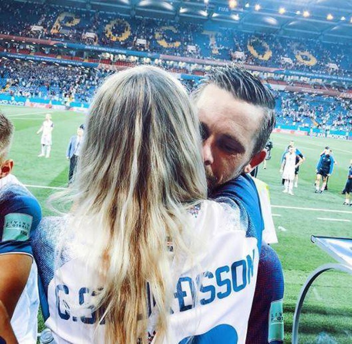 Chàng là cầu thủ điển trai, nàng là hoa hậu xinh không tỳ vết, hai người đẹp đôi đến mức được ví như cặp Victoria – Beckham của đất nước Iceland - Ảnh 7. Chàng là cầu thủ điển trai, nàng là hoa hậu xinh không tỳ vết, hai người đẹp đôi đến mức được ví như cặp Victoria – Beckham của đất nước Iceland - Ảnh 7.