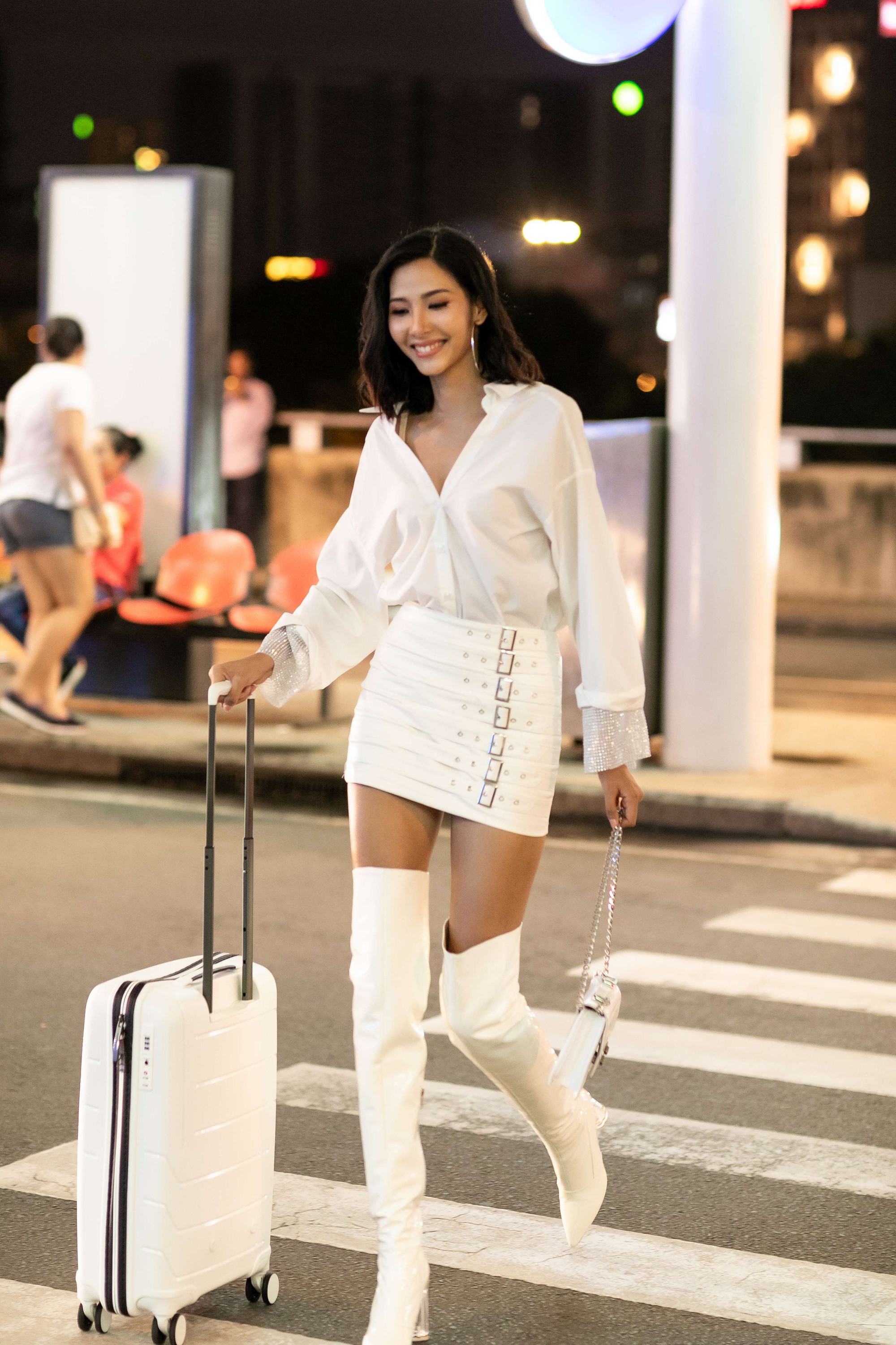 Á hậu Hoàng Thùy khoe chân dài miên man, sánh đôi với soái ca lịch lãm Quang Đại tại Paris - Ảnh 7. Á hậu Hoàng Thùy khoe chân dài miên man, sánh đôi với soái ca lịch lãm Quang Đại tại Paris - Ảnh 7.