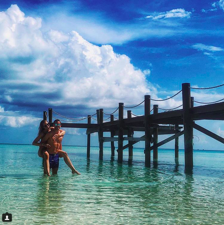 Chàng là cầu thủ điển trai, nàng là hoa hậu xinh không tỳ vết, hai người đẹp đôi đến mức được ví như cặp Victoria – Beckham của đất nước Iceland - Ảnh 3. Chàng là cầu thủ điển trai, nàng là hoa hậu xinh không tỳ vết, hai người đẹp đôi đến mức được ví như cặp Victoria – Beckham của đất nước Iceland - Ảnh 3.