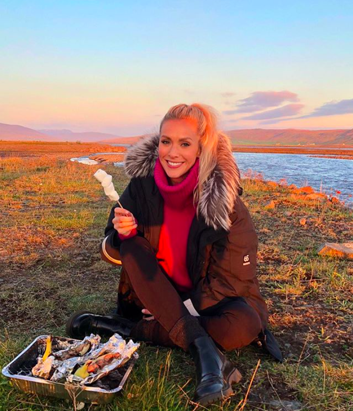 Chàng là cầu thủ điển trai, nàng là hoa hậu xinh không tỳ vết, hai người đẹp đôi đến mức được ví như cặp Victoria – Beckham của đất nước Iceland - Ảnh 11. Chàng là cầu thủ điển trai, nàng là hoa hậu xinh không tỳ vết, hai người đẹp đôi đến mức được ví như cặp Victoria – Beckham của đất nước Iceland - Ảnh 11.