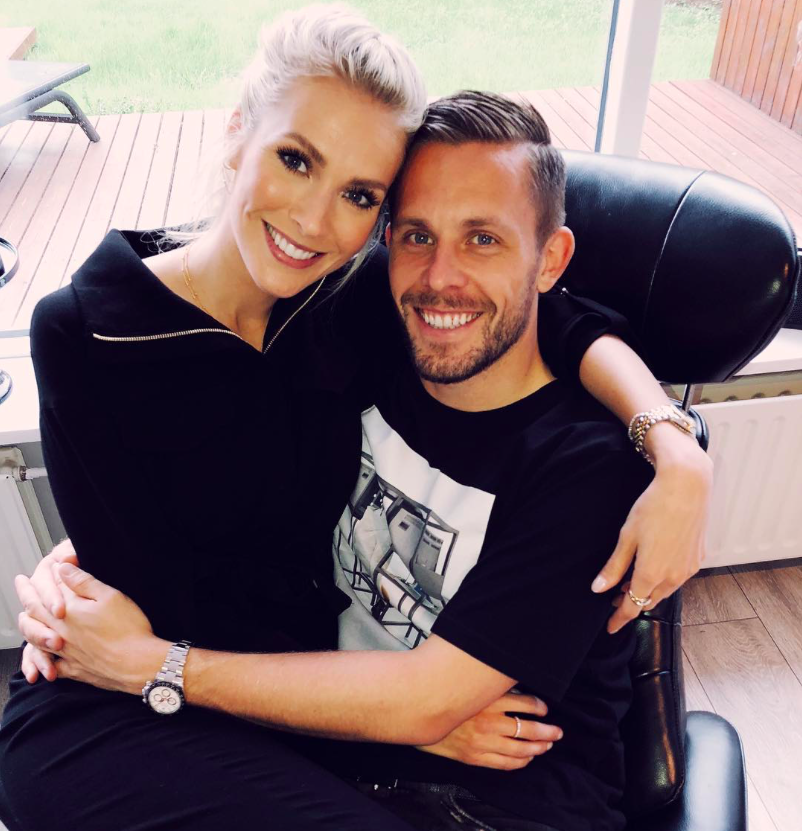 Chàng là cầu thủ điển trai, nàng là hoa hậu xinh không tỳ vết, hai người đẹp đôi đến mức được ví như cặp Victoria – Beckham của đất nước Iceland - Ảnh 5. Chàng là cầu thủ điển trai, nàng là hoa hậu xinh không tỳ vết, hai người đẹp đôi đến mức được ví như cặp Victoria – Beckham của đất nước Iceland - Ảnh 5.