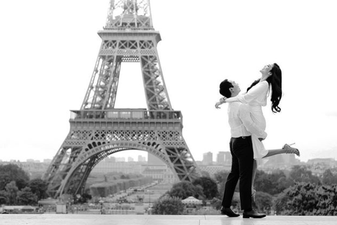 HÃ© lá» áº£nh cÆ°á»i ngá»t ngÃ o, giáº£n dá» chá»¥p á» Paris cá»§a Lan KhuÃª vÃ  Ã´ng xÃ£ Äáº¡i gia trÆ°á»c ngÃ y trá»ng Äáº¡i - áº¢nh 2.