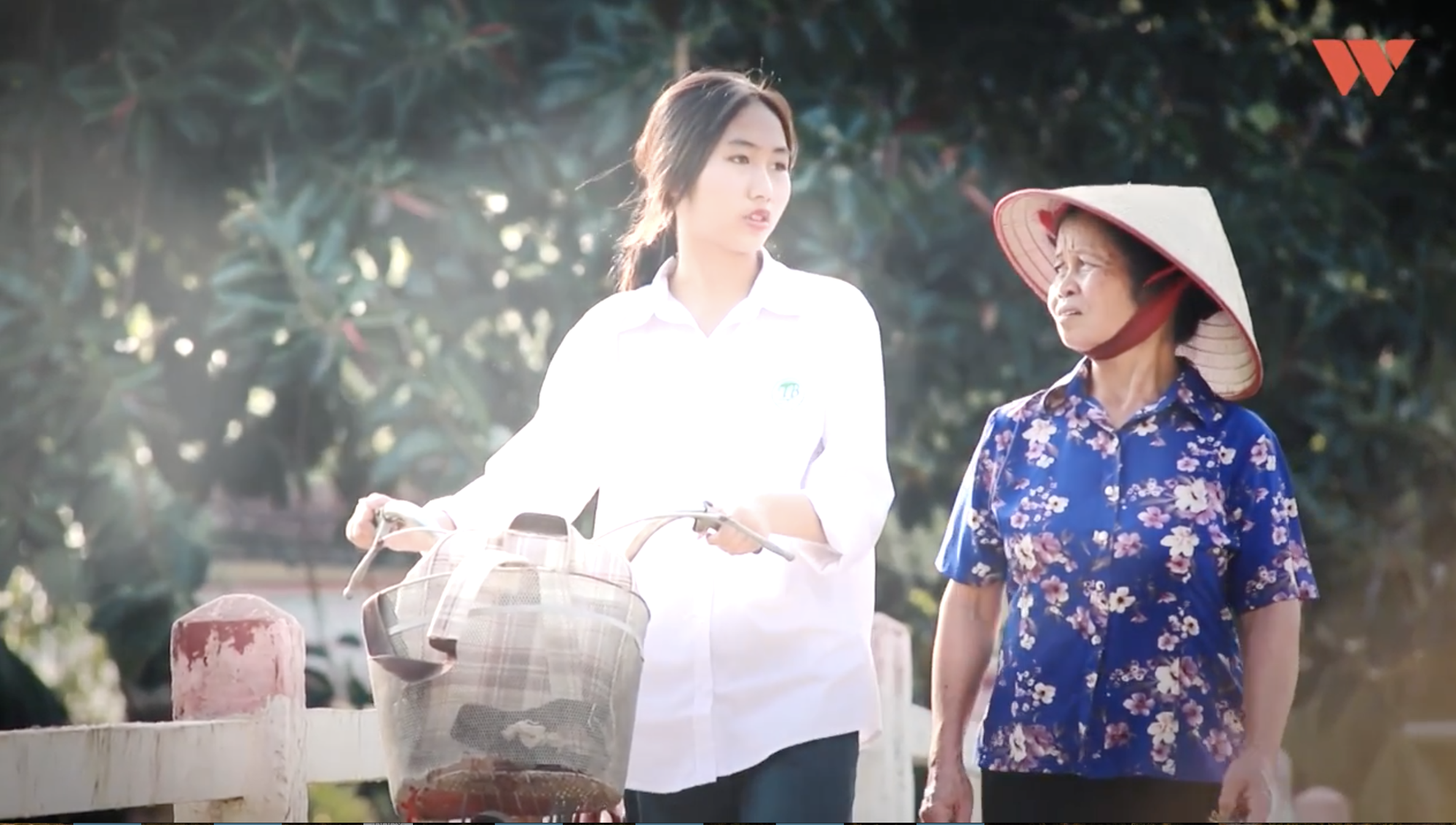 Đứa bé được người đàn bà 14 năm nuôi dạy thay mẹ ruột: Giờ bà cột tóc cho Thương đi học, mai kia bà già yếu, Thương chải đầu hộ bà nhé - Ảnh 9. Đứa bé được người đàn bà 14 năm nuôi dạy thay mẹ ruột: Giờ bà cột tóc cho Thương đi học, mai kia bà già yếu, Thương chải đầu hộ bà nhé - Ảnh 9.