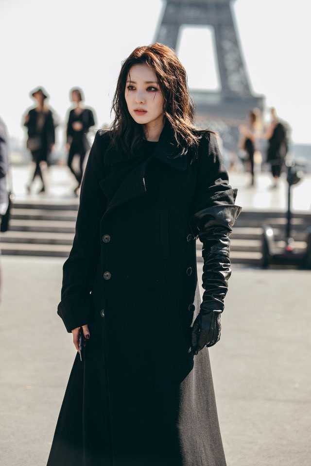 M&agrave;n chạy s&ocirc; ch&oacute;ng mặt của Dara tại 5 sự kiện quốc tế Paris: Khi đẹp như b&agrave; ho&agrave;ng, l&uacute;c th&igrave; gi&agrave; kh&oacute; đỡ - Ảnh 10.