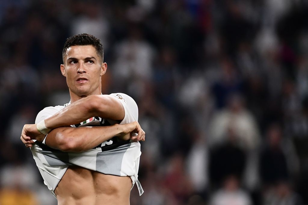 Chị em nhớ lấy xô hứng nước miếng trước khi xem loạt ảnh này của Ronaldo nhé - Ảnh 1.