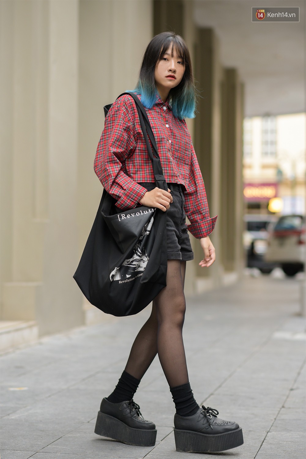 Street style 2 miền: mát trời nhưng các bạn trẻ vẫn diện crop top miết mải, "của đáng tội" trông lại quá xinh và chất 17 Street style 2 miền: mát trời nhưng các bạn trẻ vẫn diện crop top miết mải, của đáng tội quá xinh và chất - Ảnh 17.