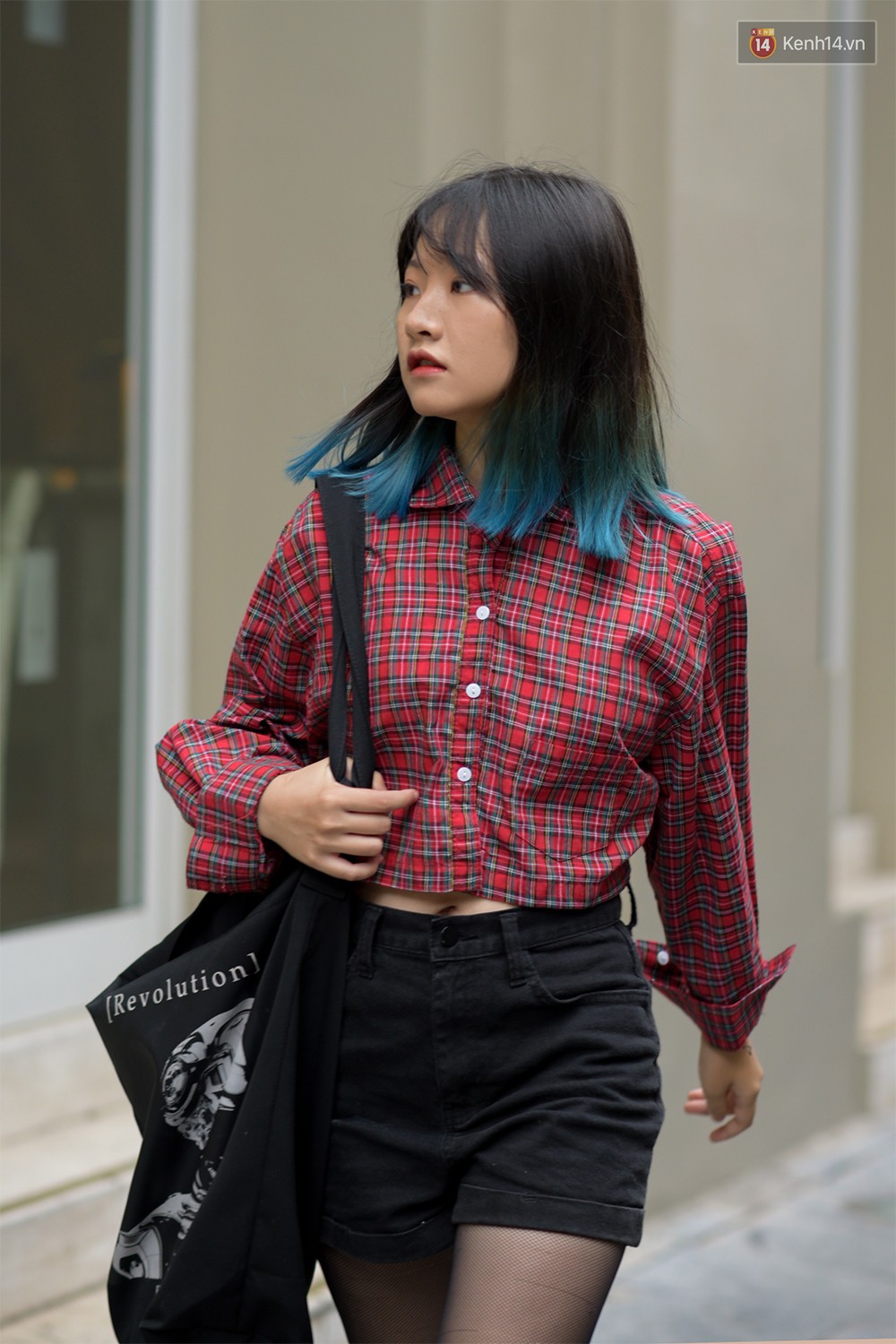 Street style 2 miền: mát trời nhưng các bạn trẻ vẫn diện crop top miết mải, "của đáng tội" trông lại quá xinh và chất 18 Street style 2 miền: mát trời nhưng các bạn trẻ vẫn diện crop top miết mải, của đáng tội quá xinh và chất - Ảnh 18.
