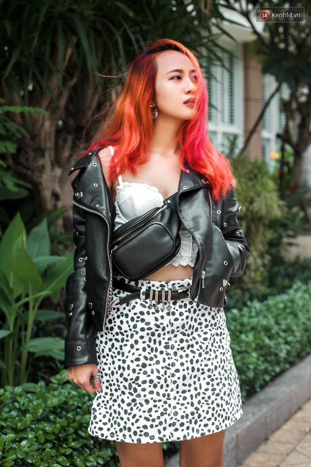 Street style 2 miền: mát trời nhưng các bạn trẻ vẫn diện crop top miết mải, "của đáng tội" trông lại quá xinh và chất 8 Street style 2 miền: mát trời nhưng các bạn trẻ vẫn diện crop top miết mải, của đáng tội quá xinh và chất - Ảnh 8.