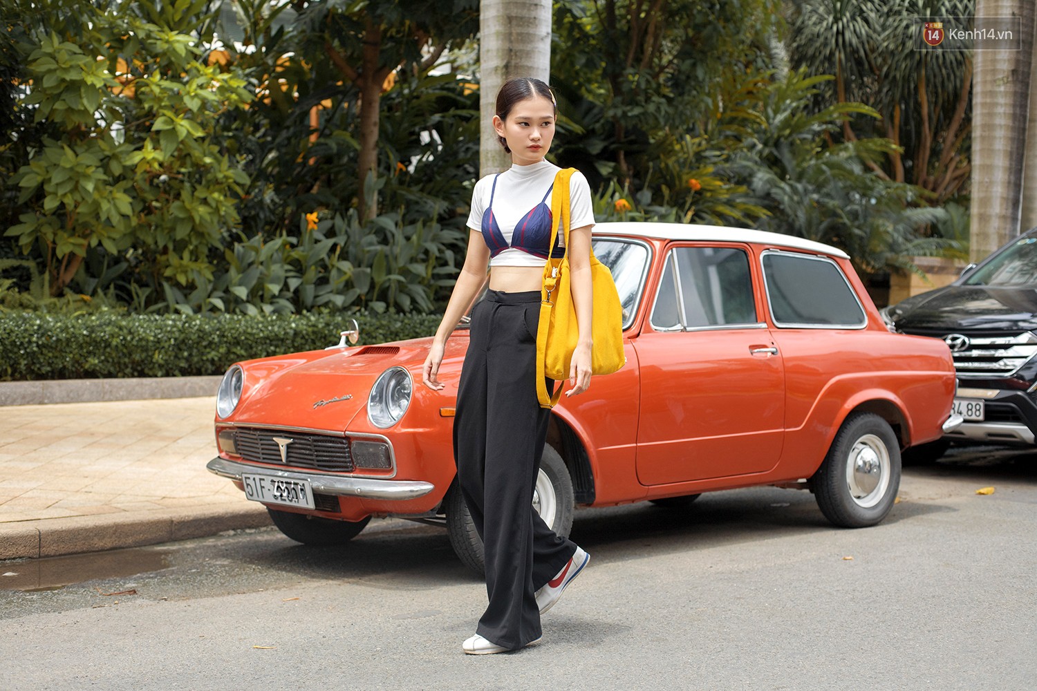 Street style 2 miền: mát trời nhưng các bạn trẻ vẫn diện crop top miết mải, "của đáng tội" trông lại quá xinh và chất 1 Street style 2 miền: mát trời nhưng các bạn trẻ vẫn diện crop top miết mải, của đáng tội quá xinh và chất - Ảnh 1.