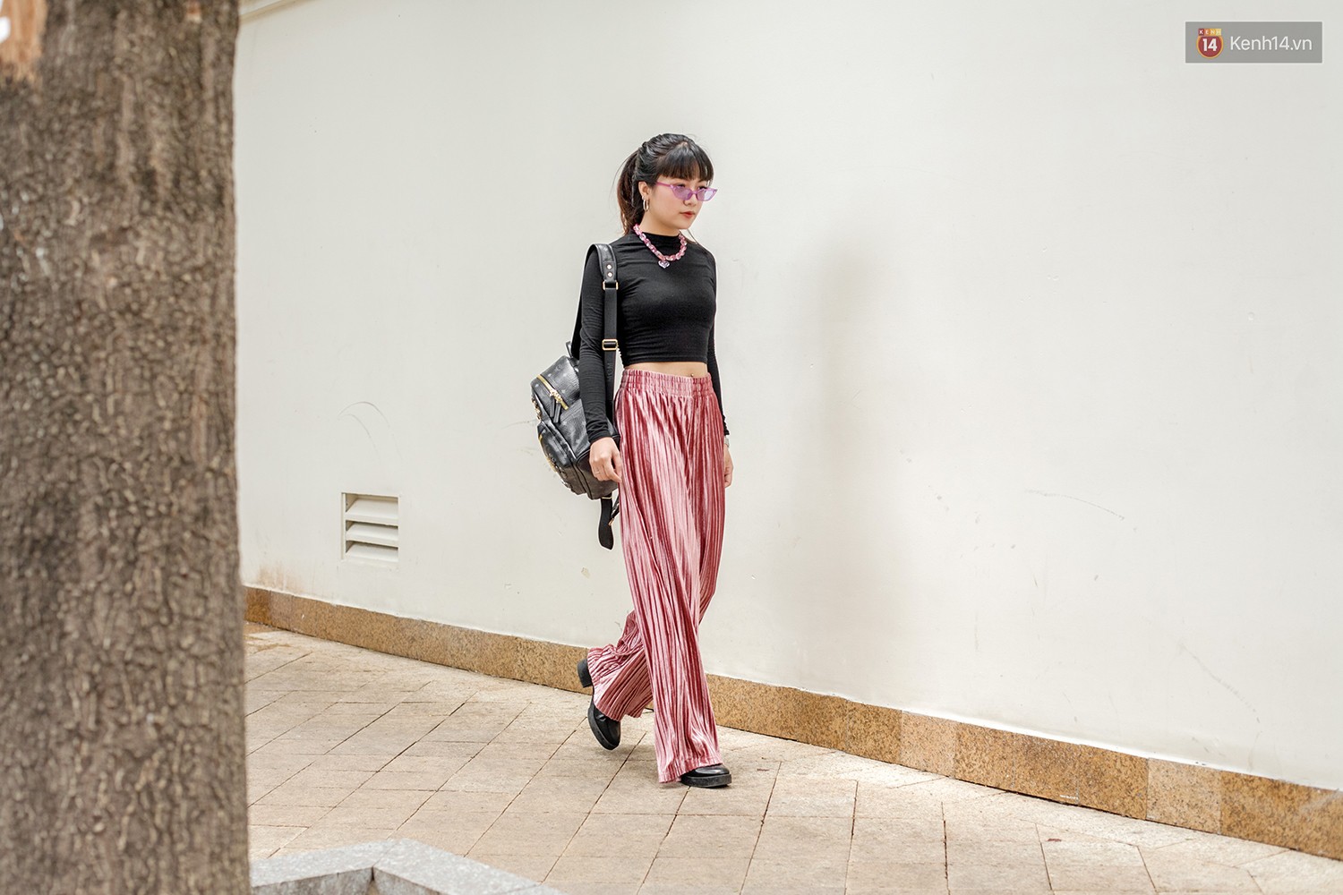 Street style 2 miền: mát trời nhưng các bạn trẻ vẫn diện crop top miết mải, "của đáng tội" trông lại quá xinh và chất 5 Street style 2 miền: mát trời nhưng các bạn trẻ vẫn diện crop top miết mải, của đáng tội quá xinh và chất - Ảnh 5.