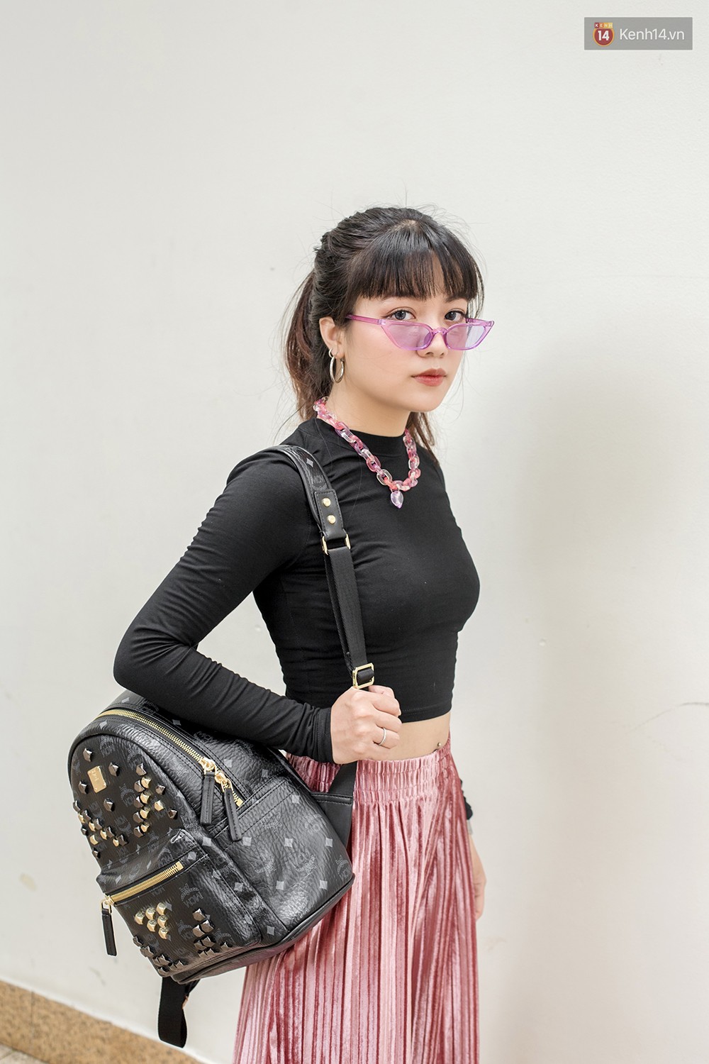Street style 2 miền: mát trời nhưng các bạn trẻ vẫn diện crop top miết mải, "của đáng tội" trông lại quá xinh và chất 6 Street style 2 miền: mát trời nhưng các bạn trẻ vẫn diện crop top miết mải, của đáng tội quá xinh và chất - Ảnh 6.