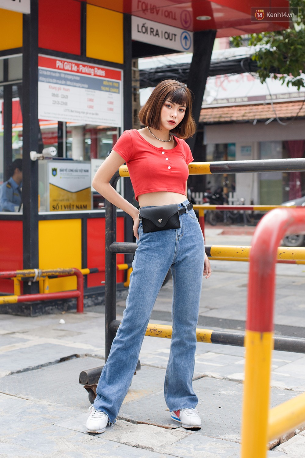 Street style 2 miền: mát trời nhưng các bạn trẻ vẫn diện crop top miết mải, "của đáng tội" trông lại quá xinh và chất 3 Street style 2 miền: mát trời nhưng các bạn trẻ vẫn diện crop top miết mải, của đáng tội quá xinh và chất - Ảnh 3.