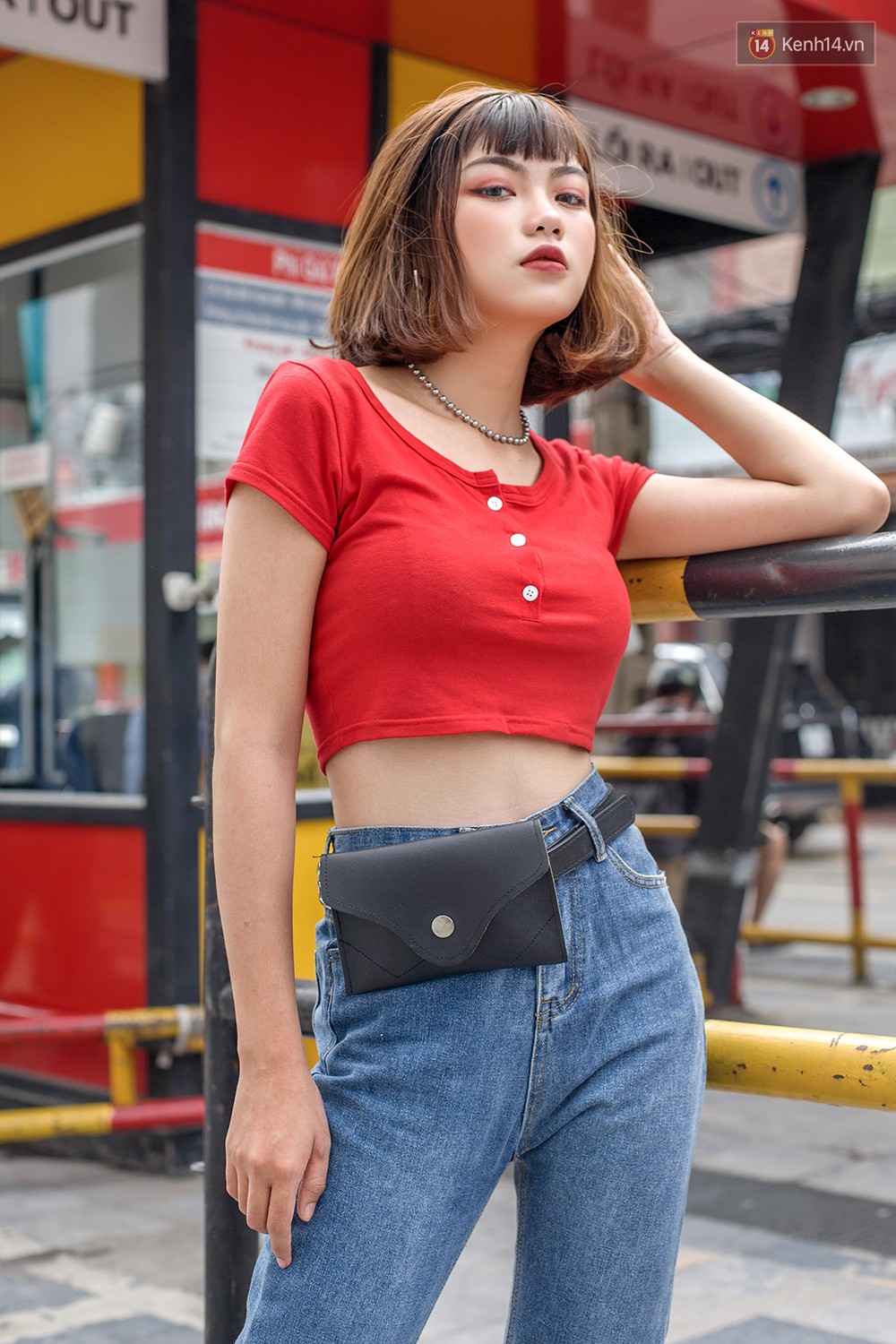 Street style 2 miền: mát trời nhưng các bạn trẻ vẫn diện crop top miết mải, "của đáng tội" trông lại quá xinh và chất 4 Street style 2 miền: mát trời nhưng các bạn trẻ vẫn diện crop top miết mải, của đáng tội quá xinh và chất - Ảnh 4.