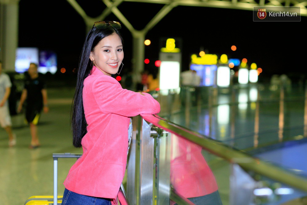 Hoa hậu Tiểu Vy rạng rỡ tại sân bay trước khi lên đường sang Paris dự sự kiện ra mắt ô tô VINFAST - Ảnh 3. Hoa hậu Tiểu Vy rạng rỡ tại sân bay trước khi lên đường sang Paris dự sự kiện ra mắt ô tô VINFAST - Ảnh 3.