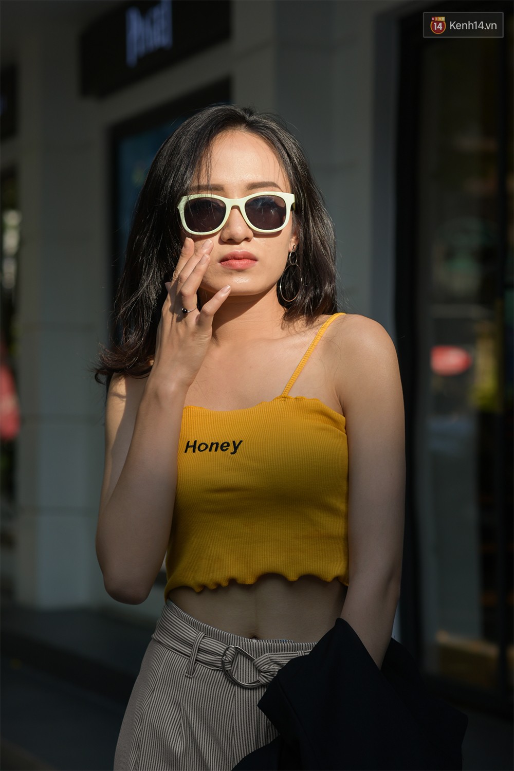 Street style 2 miền: mát trời nhưng các bạn trẻ vẫn diện crop top miết mải, "của đáng tội" trông lại quá xinh và chất 16 Street style 2 miền: mát trời nhưng các bạn trẻ vẫn diện crop top miết mải, của đáng tội quá xinh và chất - Ảnh 16.