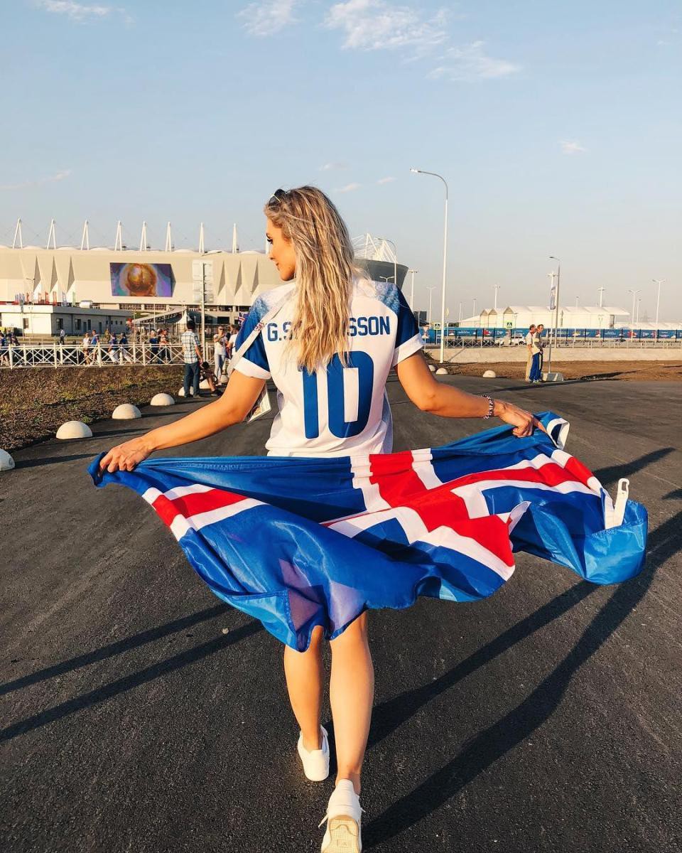 Chàng là cầu thủ điển trai, nàng là hoa hậu xinh không tỳ vết, hai người đẹp đôi đến mức được ví như cặp Victoria – Beckham của đất nước Iceland - Ảnh 10. Chàng là cầu thủ điển trai, nàng là hoa hậu xinh không tỳ vết, hai người đẹp đôi đến mức được ví như cặp Victoria – Beckham của đất nước Iceland - Ảnh 10.