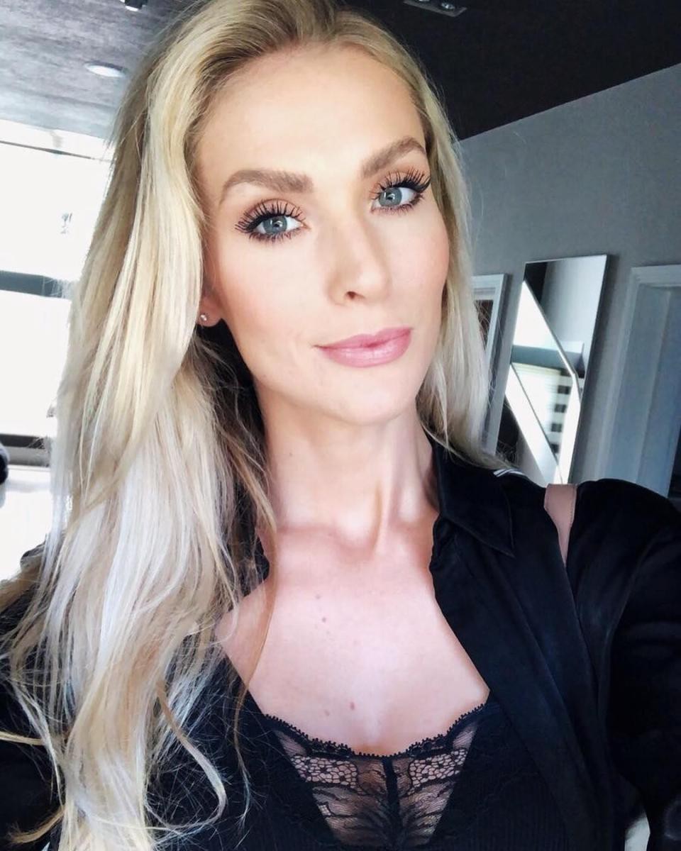 Chàng là cầu thủ điển trai, nàng là hoa hậu xinh không tỳ vết, hai người đẹp đôi đến mức được ví như cặp Victoria – Beckham của đất nước Iceland - Ảnh 21. Chàng là cầu thủ điển trai, nàng là hoa hậu xinh không tỳ vết, hai người đẹp đôi đến mức được ví như cặp Victoria – Beckham của đất nước Iceland - Ảnh 21.