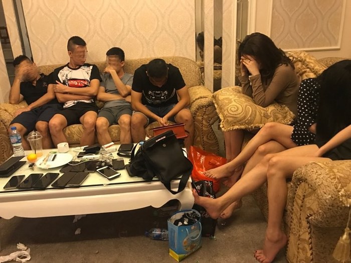 Bắt giữ nhóm nam thanh, nữ tú đang bay lắc trong khách sạn - Ảnh 1. Bắt giữ nhóm nam thanh, nữ tú đang bay lắc trong khách sạn - Ảnh 1.