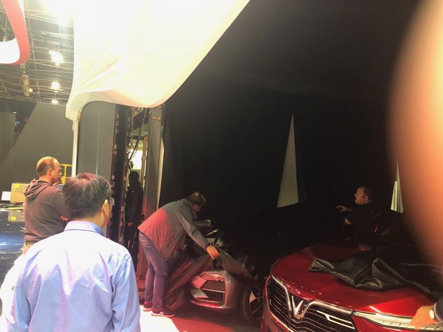 Chùm ảnh và clip: Cận cảnh 2 xe VinFast “bằng xương bằng thịt” được vận chuyển tới Paris Motor Show - Ảnh 12.