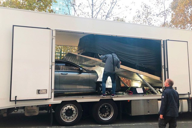 Chùm ảnh và clip: Cận cảnh 2 xe VinFast “bằng xương bằng thịt” được vận chuyển tới Paris Motor Show - Ảnh 5.