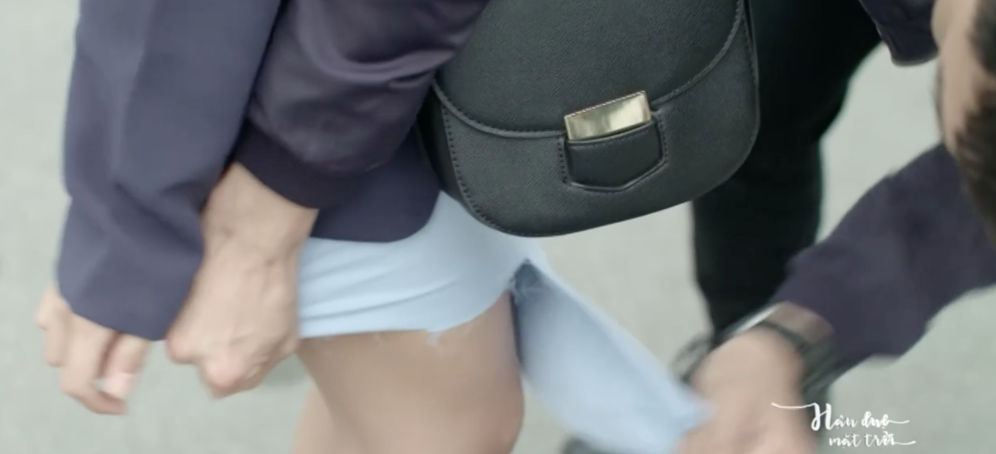 Khả Ngân bị xé váy trong Hậu Duệ Mặt Trời bản Việt ngay lần hẹn đầu tiên - Ảnh 5. Khả Ngân bị xé váy trong Hậu Duệ Mặt Trời bản Việt ngay lần hẹn đầu tiên - Ảnh 5.