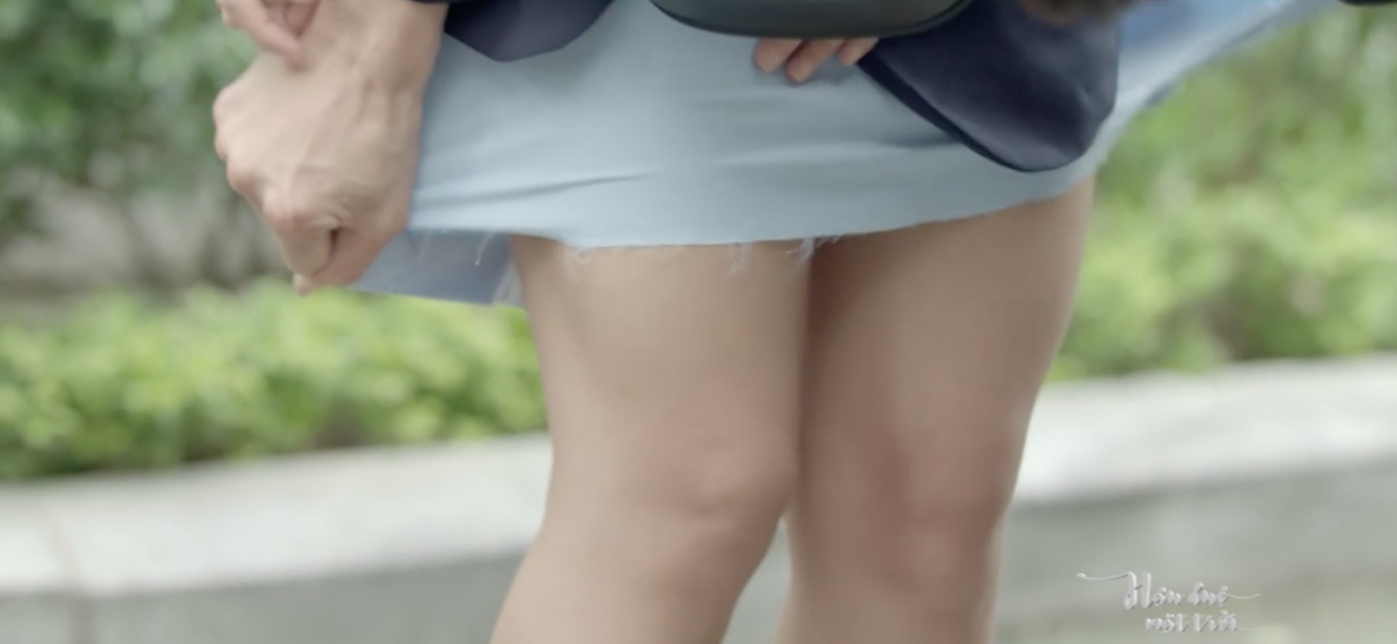 Khả Ngân bị xé váy trong Hậu Duệ Mặt Trời bản Việt ngay lần hẹn đầu tiên - Ảnh 6. Khả Ngân bị xé váy trong Hậu Duệ Mặt Trời bản Việt ngay lần hẹn đầu tiên - Ảnh 6.