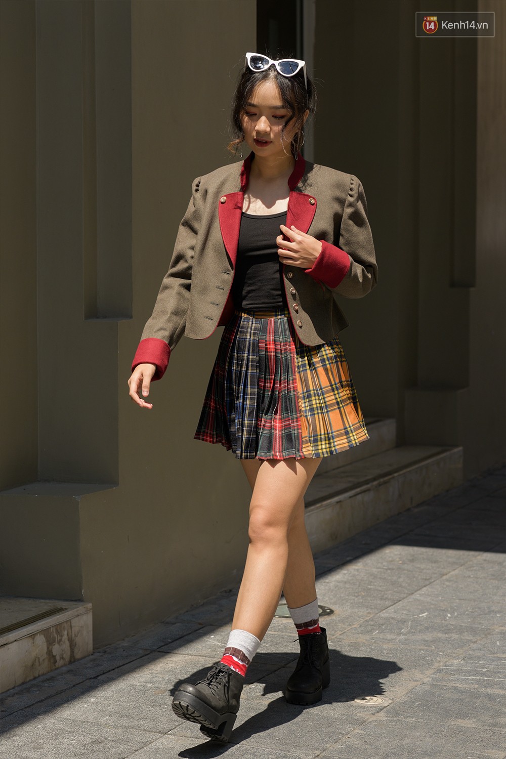 Street style 2 miền: mát trời nhưng các bạn trẻ vẫn diện crop top miết mải, "của đáng tội" trông lại quá xinh và chất 13 Street style 2 miền: mát trời nhưng các bạn trẻ vẫn diện crop top miết mải, của đáng tội quá xinh và chất - Ảnh 13.