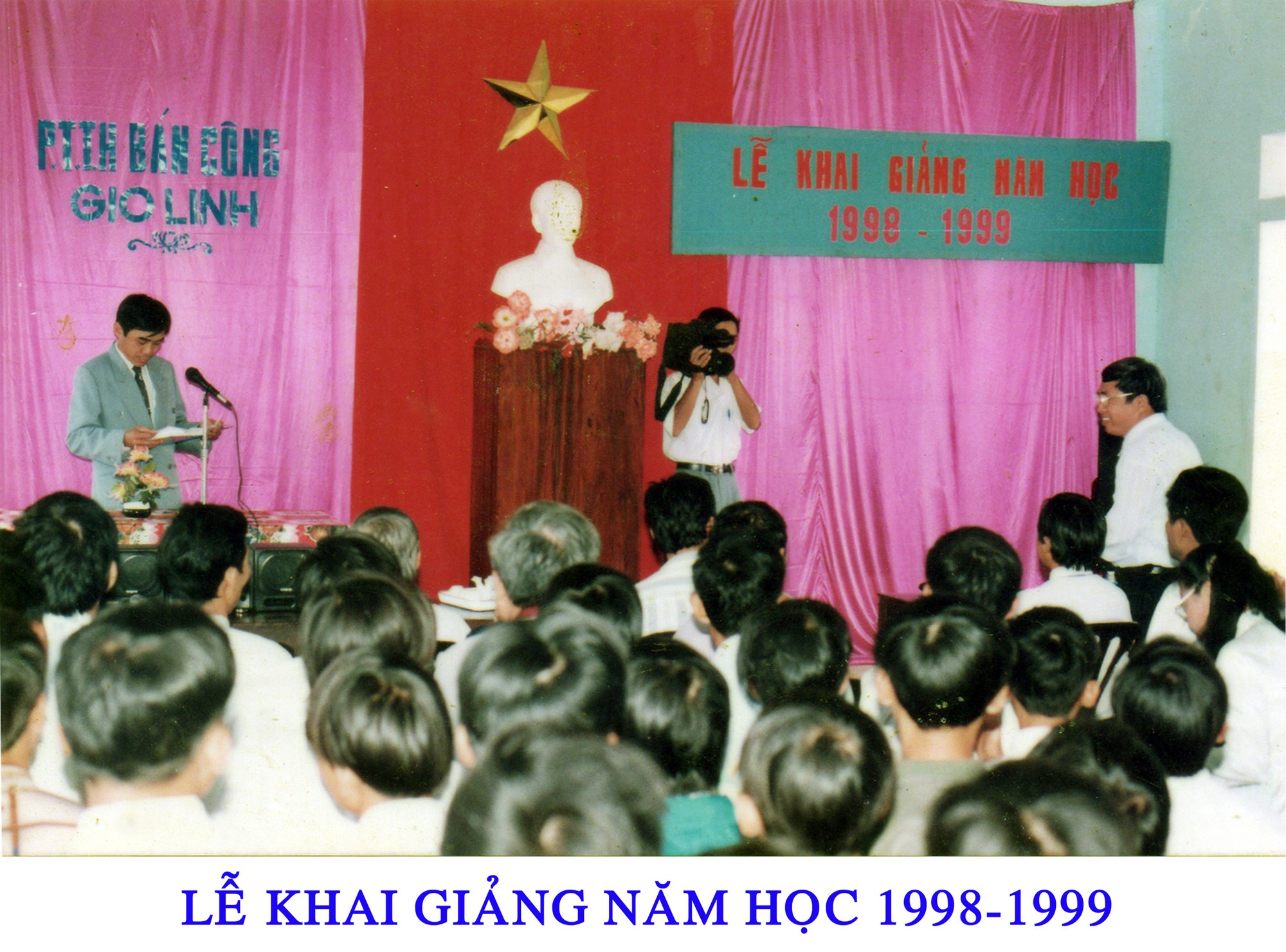 Chùm ảnh lễ khai giảng của thế hệ 7x, 8x: Còn ai nhớ về 1 thời quần vải xanh, áo trắng, khăn quàng đỏ, mũ ca lô? - ảnh 9 Chùm ảnh lễ khai giảng của thế hệ 7x, 8x: Còn ai nhớ về 1 thời quần vải xanh, áo trắng, khăn quàng đỏ, mũ ca lô? - Ảnh 9.