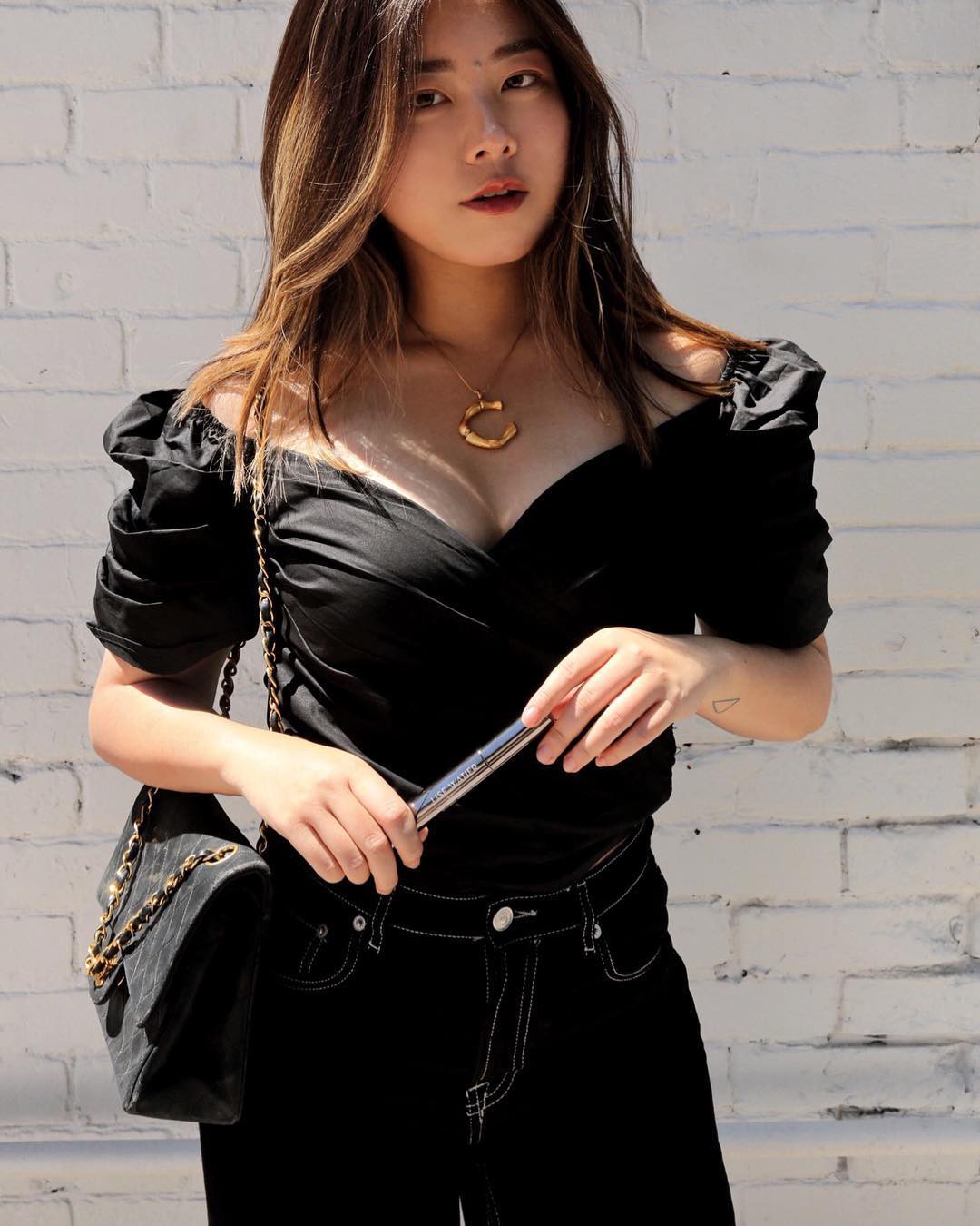 Vóc dáng đẫy đà mà nàng blogger này vẫn mặc đẹp bất chấp nhờ 4 thủ thuật giản đơn cô nàng nào cũng làm được - Ảnh 1. Vóc dáng đẫy đà mà nàng blogger này vẫn mặc đẹp bất chấp nhờ 4 thủ thuật giản đơn cô nàng nào cũng làm được - Ảnh 1.