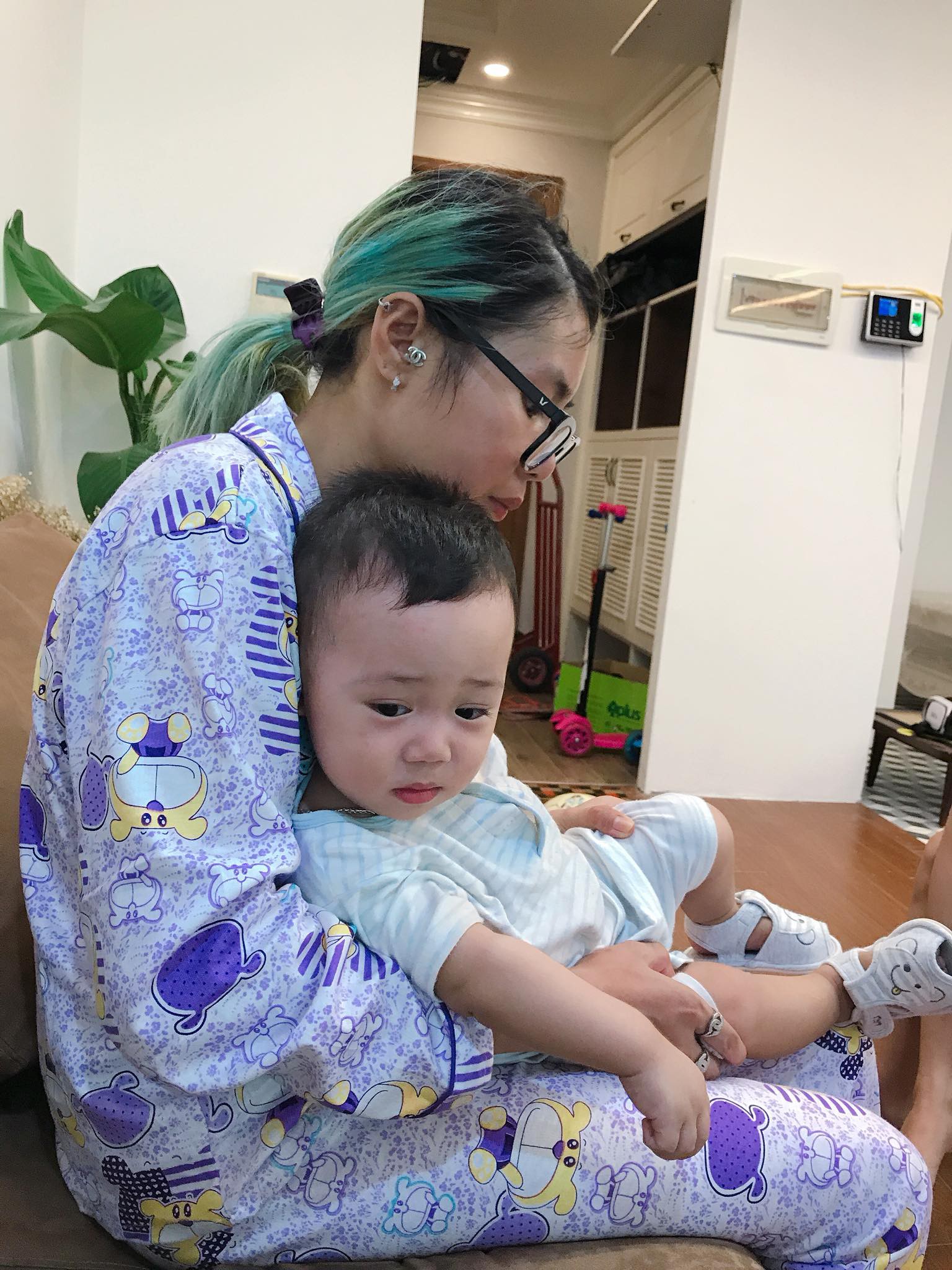 Bella đã nhuộm tóc đen trở lại, không chỉ khỏi bệnh mà còn biết tiếng Anh và tiếng Trung nên muốn tìm việc làm để nuôi con trai dù việc chăm con còn hơi vụng về - Ảnh 3.