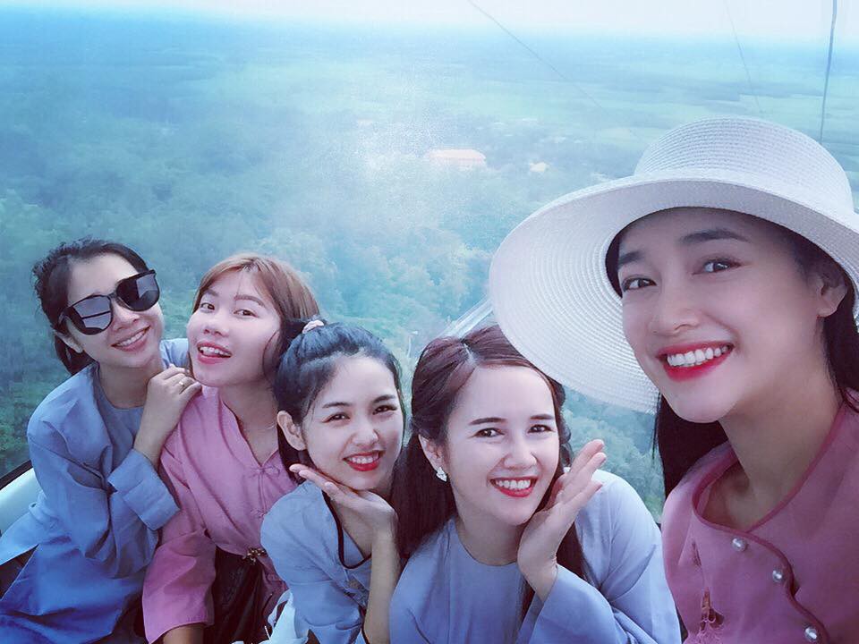 Gần 2 tuần sau lễ đính hôn, Nhã Phương hết từ chối nói chuyện tình cảm lại đi chùa cùng chị em gái mà không có mặt Trường Giang - Ảnh 1. Gần 2 tuần sau lễ đính hôn, Nhã Phương hết từ chối nói chuyện tình cảm lại đi chùa cùng chị em gái mà không có mặt Trường Giang - Ảnh 1.