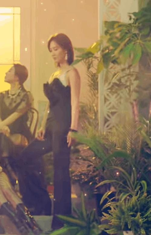 Xem teaser MV mới của SNSD, fan phải trầm trồ khen b&agrave; th&iacute;m Yuri mấy th&aacute;ng trước lột x&aacute;c qu&aacute; quyến rũ - Ảnh 7.