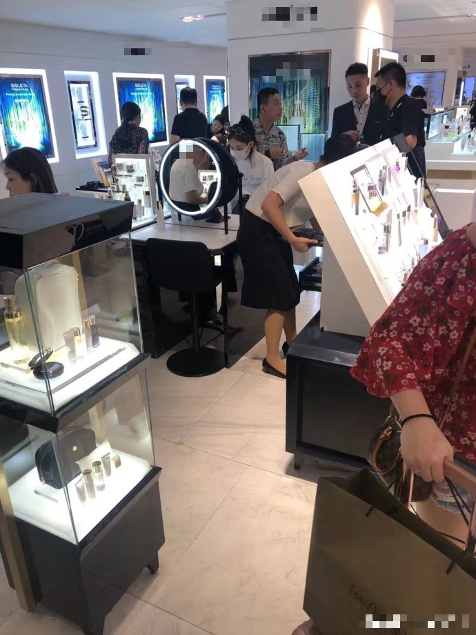 Ảnh chụp chính diện Triệu Lệ Dĩnh - Phùng Thiệu Phong hẹn hò được tiết lộ, cặp đôi biết chối cãi vào đâu? - Ảnh 2.