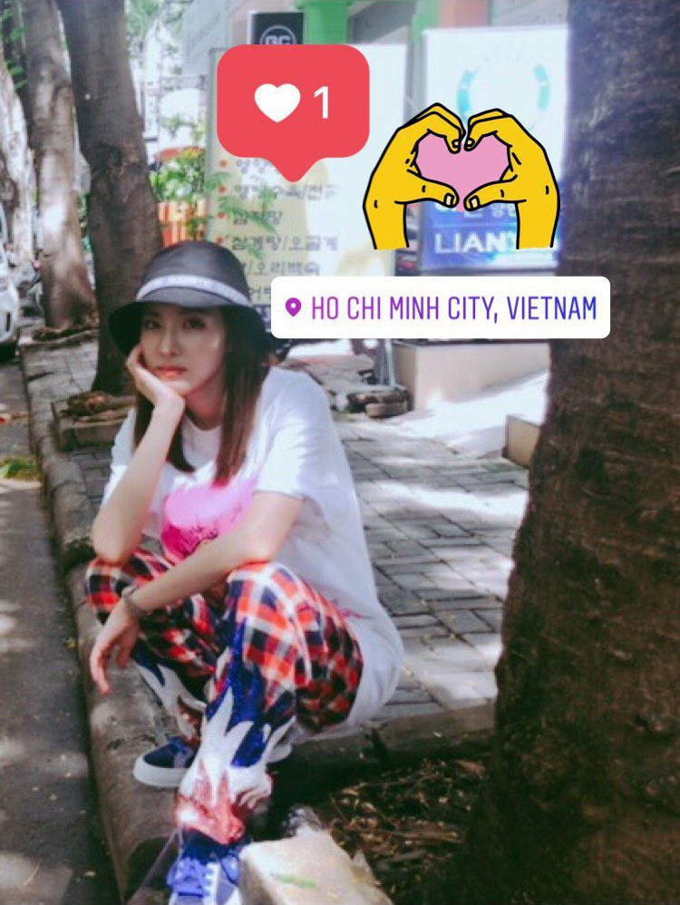 Thích thú trước loạt ảnh mỹ nhân Dara thả ga ăn vặt, vi vu khắp chợ Sài Gòn để mua sắm - Ảnh 2. Thích thú trước loạt ảnh mỹ nhân Dara thả ga ăn vặt, vi vu khắp chợ Sài Gòn để mua sắm - Ảnh 2.