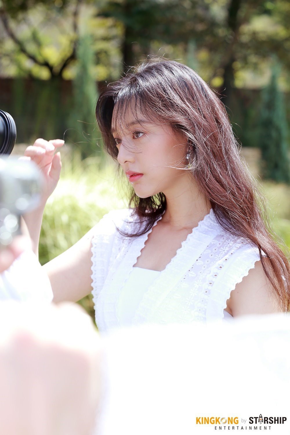 Náo loạn trước bộ ảnh hậu trường của mỹ nhân Hậu duệ mặt trời Kim Ji Won: Khi nhan sắc vượt cả chuẩn nữ thần - Ảnh 1. Náo loạn trước bộ ảnh hậu trường của mỹ nhân Hậu duệ mặt trời Kim Ji Won: Khi nhan sắc vượt cả chuẩn nữ thần - Ảnh 1.