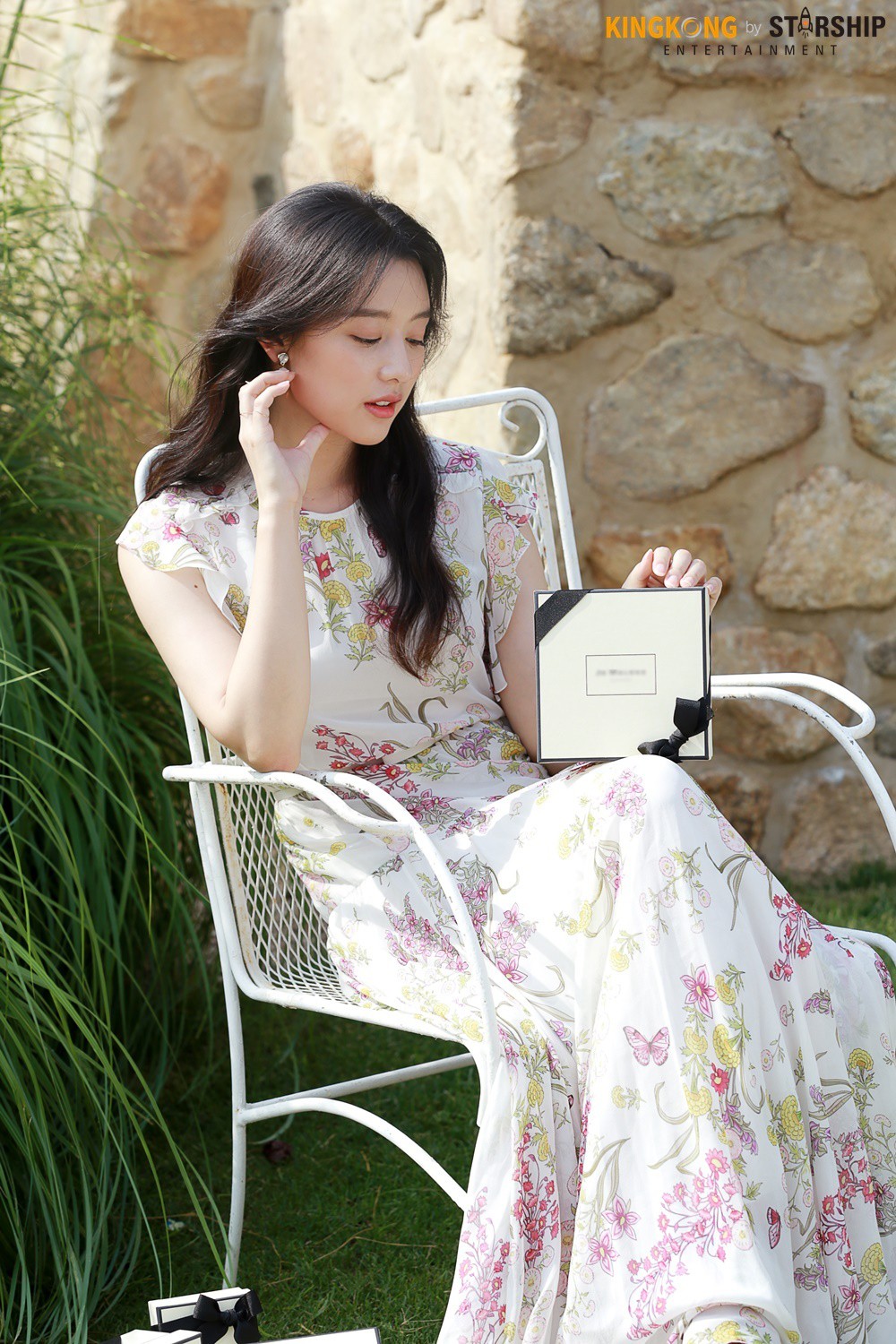 Náo loạn trước bộ ảnh hậu trường của mỹ nhân Hậu duệ mặt trời Kim Ji Won: Khi nhan sắc vượt cả chuẩn nữ thần - Ảnh 10. Náo loạn trước bộ ảnh hậu trường của mỹ nhân Hậu duệ mặt trời Kim Ji Won: Khi nhan sắc vượt cả chuẩn nữ thần - Ảnh 10.