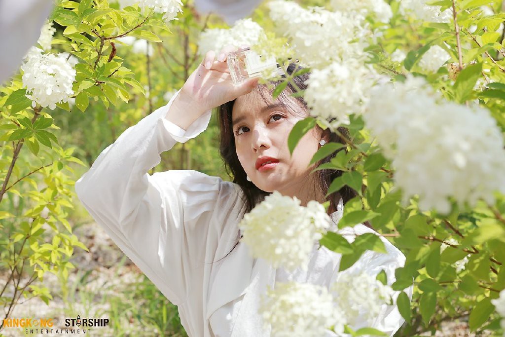 Náo loạn trước bộ ảnh hậu trường của mỹ nhân Hậu duệ mặt trời Kim Ji Won: Khi nhan sắc vượt cả chuẩn nữ thần - Ảnh 3. Náo loạn trước bộ ảnh hậu trường của mỹ nhân Hậu duệ mặt trời Kim Ji Won: Khi nhan sắc vượt cả chuẩn nữ thần - Ảnh 3.