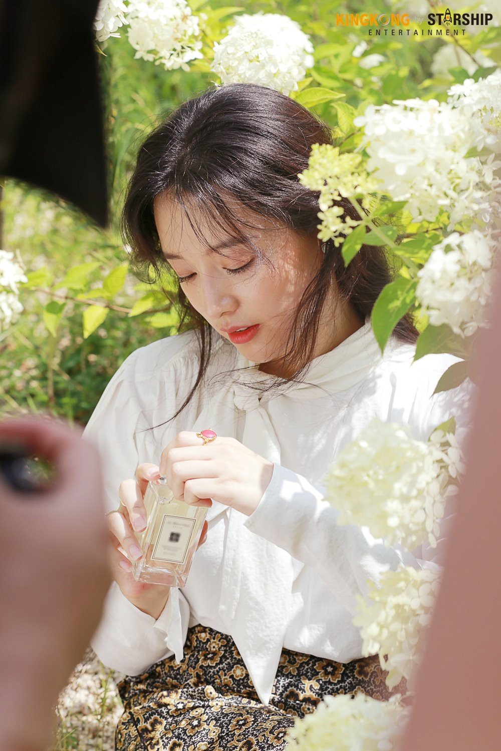 Náo loạn trước bộ ảnh hậu trường của mỹ nhân Hậu duệ mặt trời Kim Ji Won: Khi nhan sắc vượt cả chuẩn nữ thần - Ảnh 8. Náo loạn trước bộ ảnh hậu trường của mỹ nhân Hậu duệ mặt trời Kim Ji Won: Khi nhan sắc vượt cả chuẩn nữ thần - Ảnh 8.