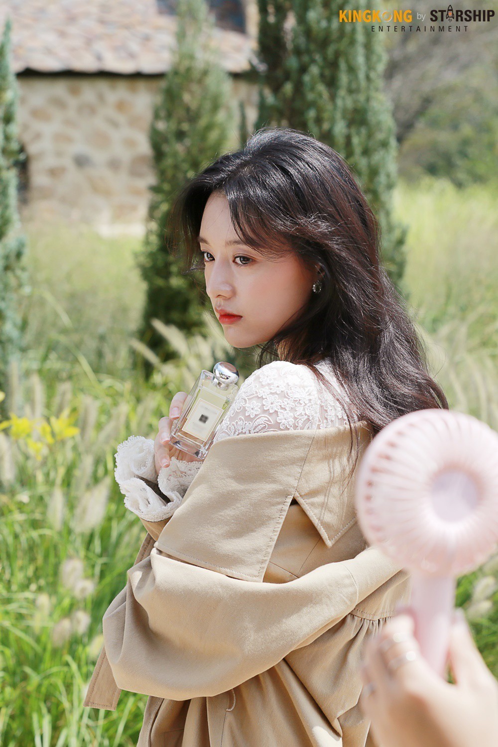 Náo loạn trước bộ ảnh hậu trường của mỹ nhân Hậu duệ mặt trời Kim Ji Won: Khi nhan sắc vượt cả chuẩn nữ thần - Ảnh 11. Náo loạn trước bộ ảnh hậu trường của mỹ nhân Hậu duệ mặt trời Kim Ji Won: Khi nhan sắc vượt cả chuẩn nữ thần - Ảnh 11.