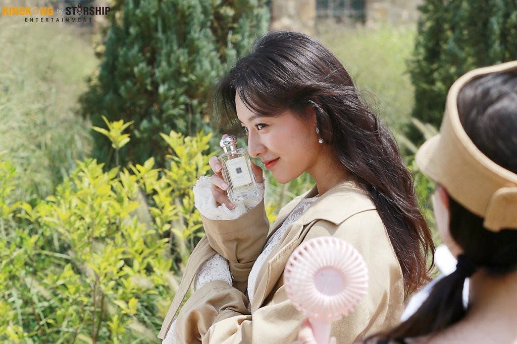Náo loạn trước bộ ảnh hậu trường của mỹ nhân Hậu duệ mặt trời Kim Ji Won: Khi nhan sắc vượt cả chuẩn nữ thần - Ảnh 12. Náo loạn trước bộ ảnh hậu trường của mỹ nhân Hậu duệ mặt trời Kim Ji Won: Khi nhan sắc vượt cả chuẩn nữ thần - Ảnh 12.