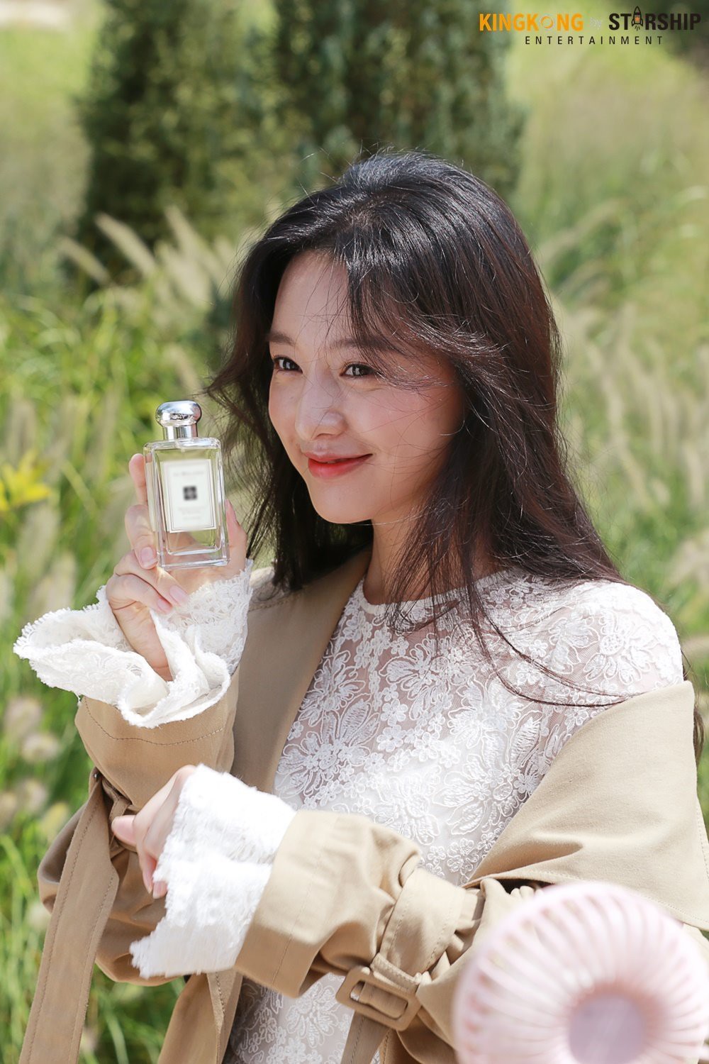 Náo loạn trước bộ ảnh hậu trường của mỹ nhân Hậu duệ mặt trời Kim Ji Won: Khi nhan sắc vượt cả chuẩn nữ thần - Ảnh 15. Náo loạn trước bộ ảnh hậu trường của mỹ nhân Hậu duệ mặt trời Kim Ji Won: Khi nhan sắc vượt cả chuẩn nữ thần - Ảnh 15.