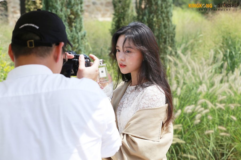 Náo loạn trước bộ ảnh hậu trường của mỹ nhân Hậu duệ mặt trời Kim Ji Won: Khi nhan sắc vượt cả chuẩn nữ thần - Ảnh 13. Náo loạn trước bộ ảnh hậu trường của mỹ nhân Hậu duệ mặt trời Kim Ji Won: Khi nhan sắc vượt cả chuẩn nữ thần - Ảnh 13.