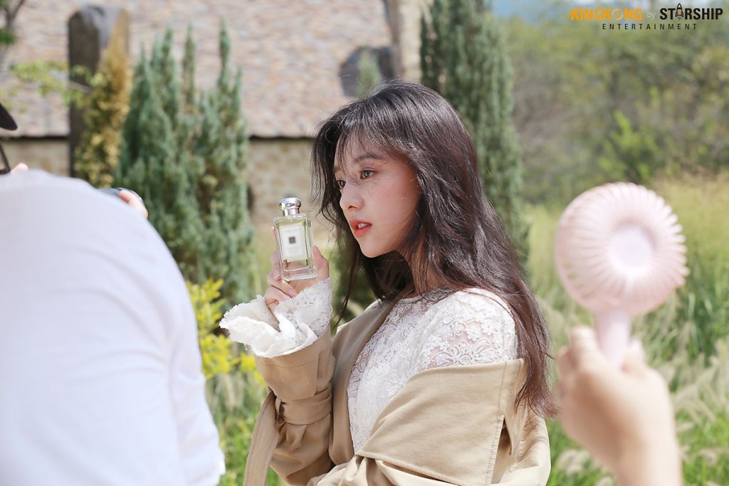Náo loạn trước bộ ảnh hậu trường của mỹ nhân Hậu duệ mặt trời Kim Ji Won: Khi nhan sắc vượt cả chuẩn nữ thần - Ảnh 14. Náo loạn trước bộ ảnh hậu trường của mỹ nhân Hậu duệ mặt trời Kim Ji Won: Khi nhan sắc vượt cả chuẩn nữ thần - Ảnh 14.