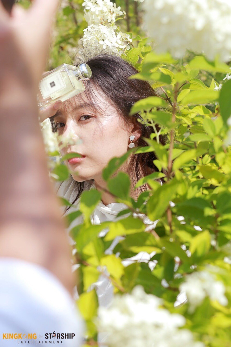 Náo loạn trước bộ ảnh hậu trường của mỹ nhân Hậu duệ mặt trời Kim Ji Won: Khi nhan sắc vượt cả chuẩn nữ thần - Ảnh 7. Náo loạn trước bộ ảnh hậu trường của mỹ nhân Hậu duệ mặt trời Kim Ji Won: Khi nhan sắc vượt cả chuẩn nữ thần - Ảnh 7.