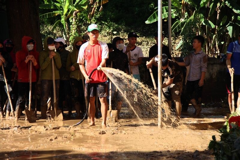Nghệ An: 300 học sinh phải khai giảng năm học mới muộn hơn 1 tuần do bùn ngập trường - Ảnh 1. Nghệ An: 300 học sinh phải khai giảng năm học mới muộn hơn 1 tuần do bùn ngập trường - Ảnh 1.